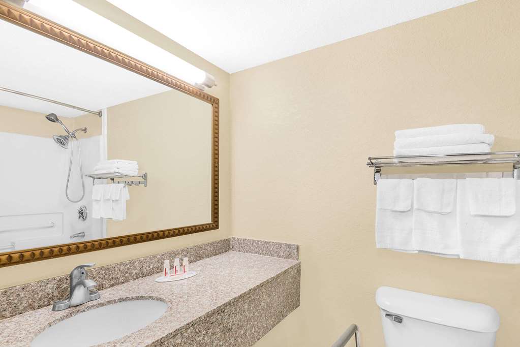 Travelodge by Wyndham Lima OH