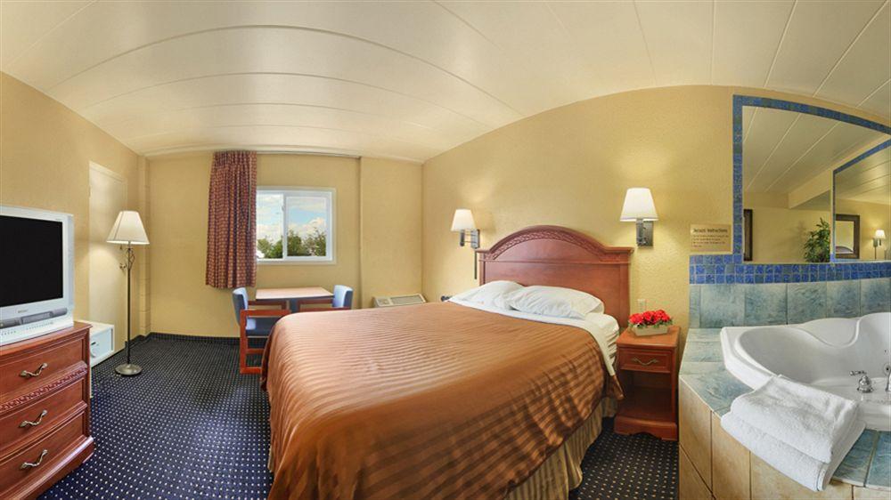 Travelodge by Wyndham Lima OH