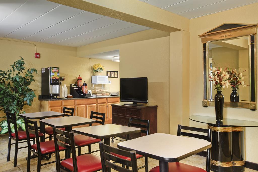 Travelodge by Wyndham Lima OH