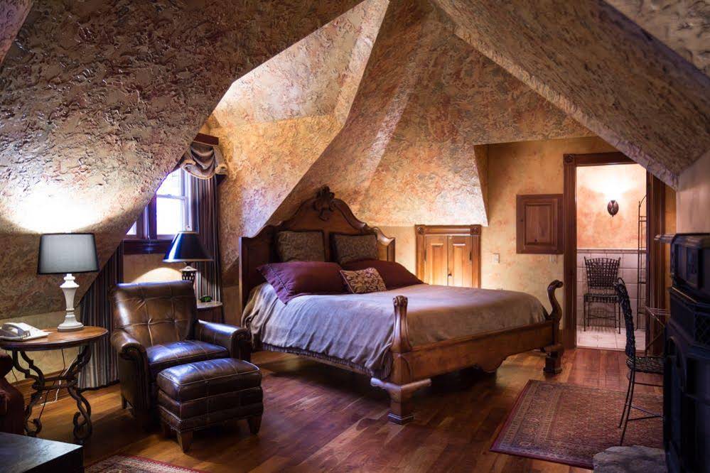 Landolls Mohican Castle