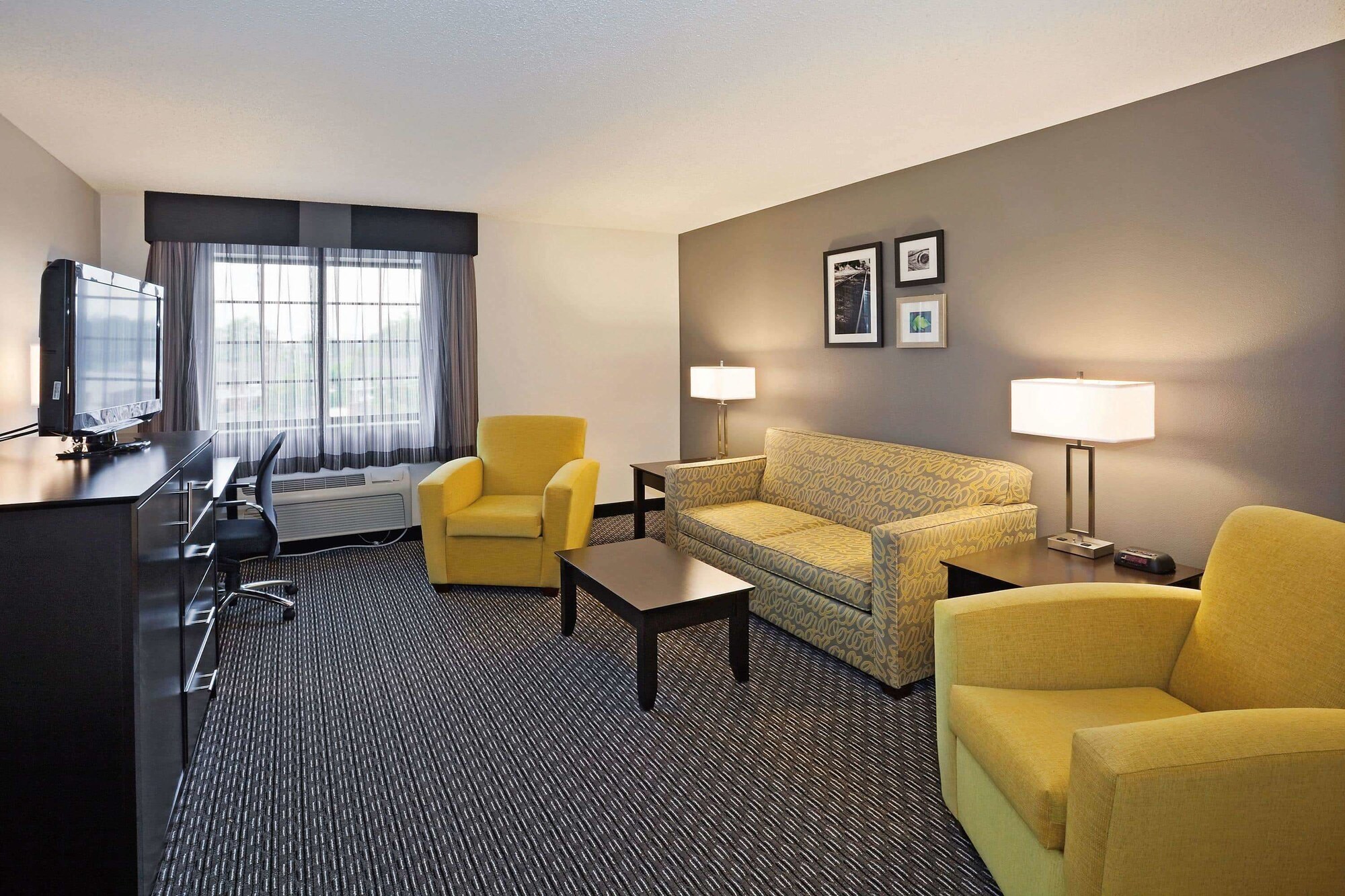La Quinta Inn & Suites by Wyndham Cleveland Macedonia