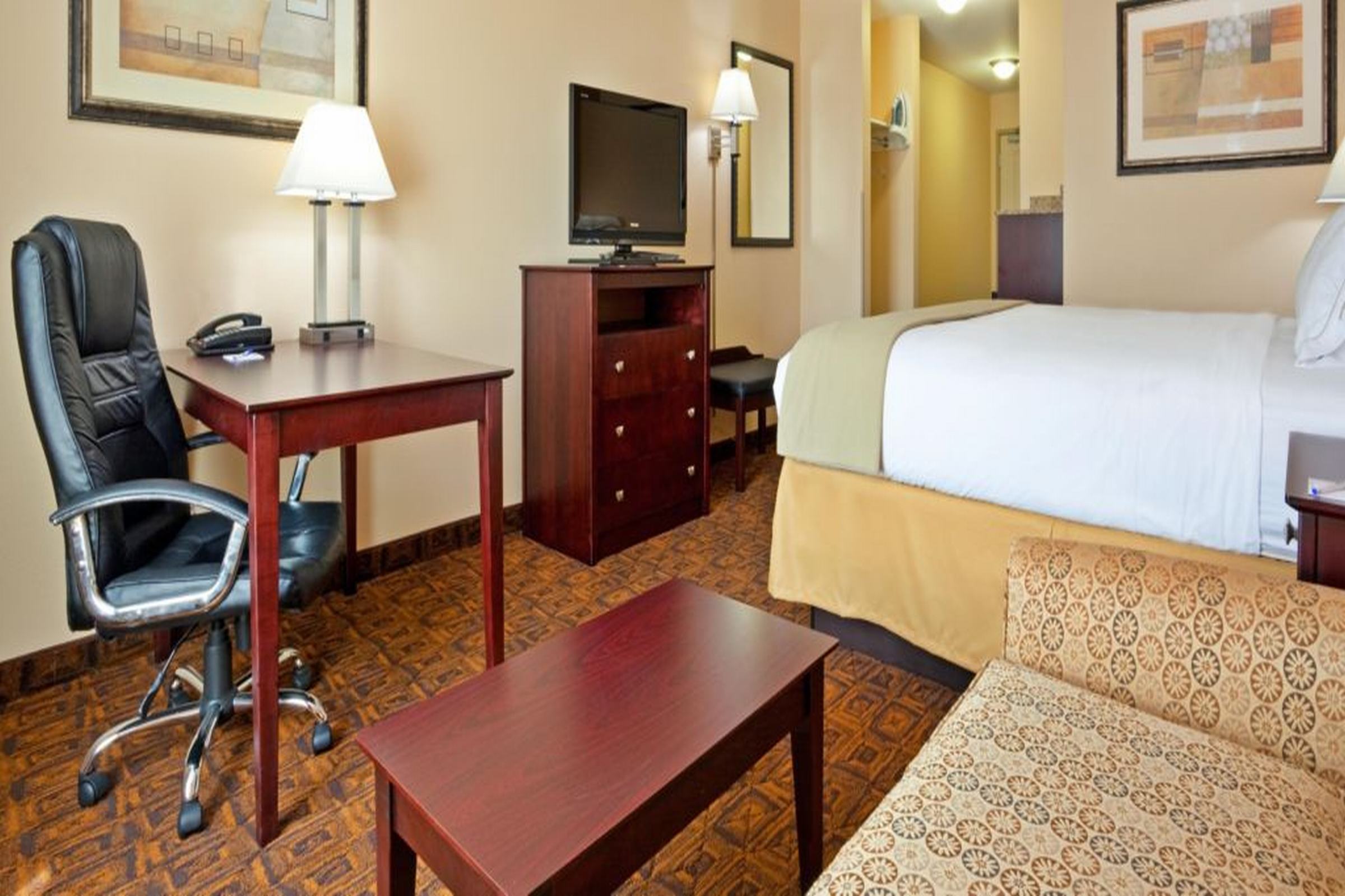 Holiday Inn Express Hotel & Suites Cincinnati - Mason