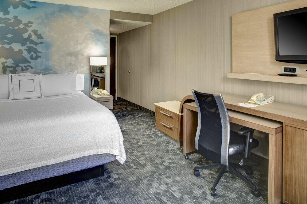 Courtyard Cleveland Airport South