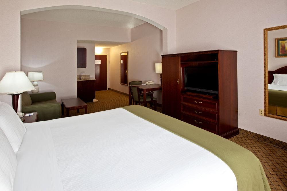 Holiday Inn Express Hotel & Suites Cincinnati Northeast-Milford