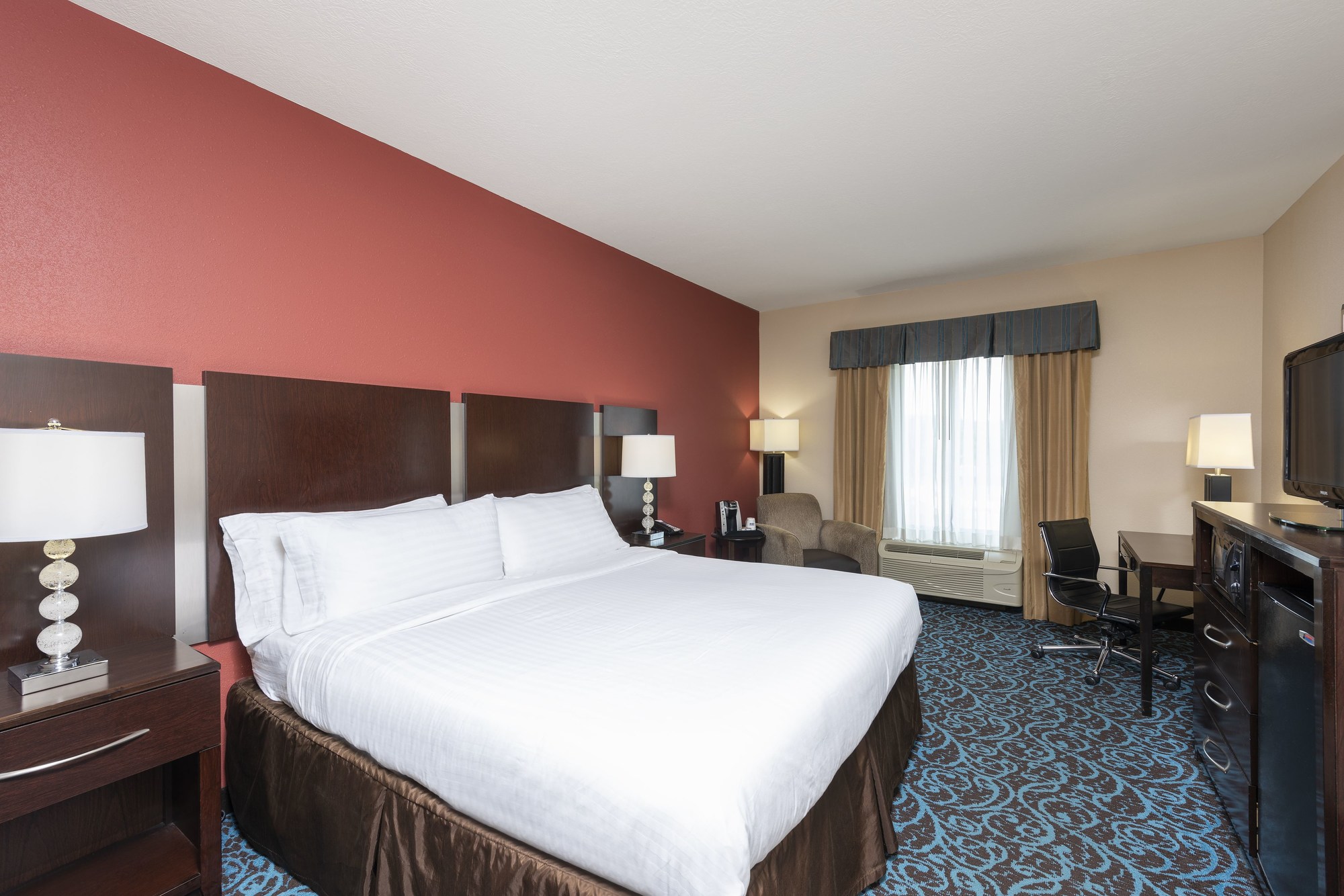 Holiday Inn Express & Suites - New Philadelphia