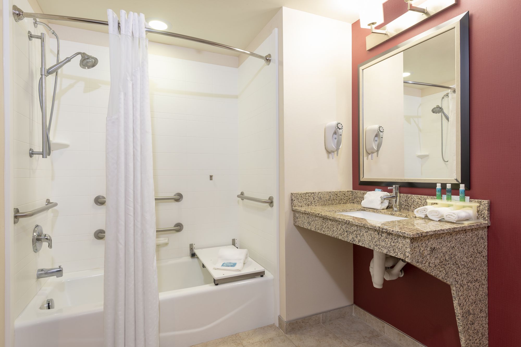 Holiday Inn Express & Suites - New Philadelphia
