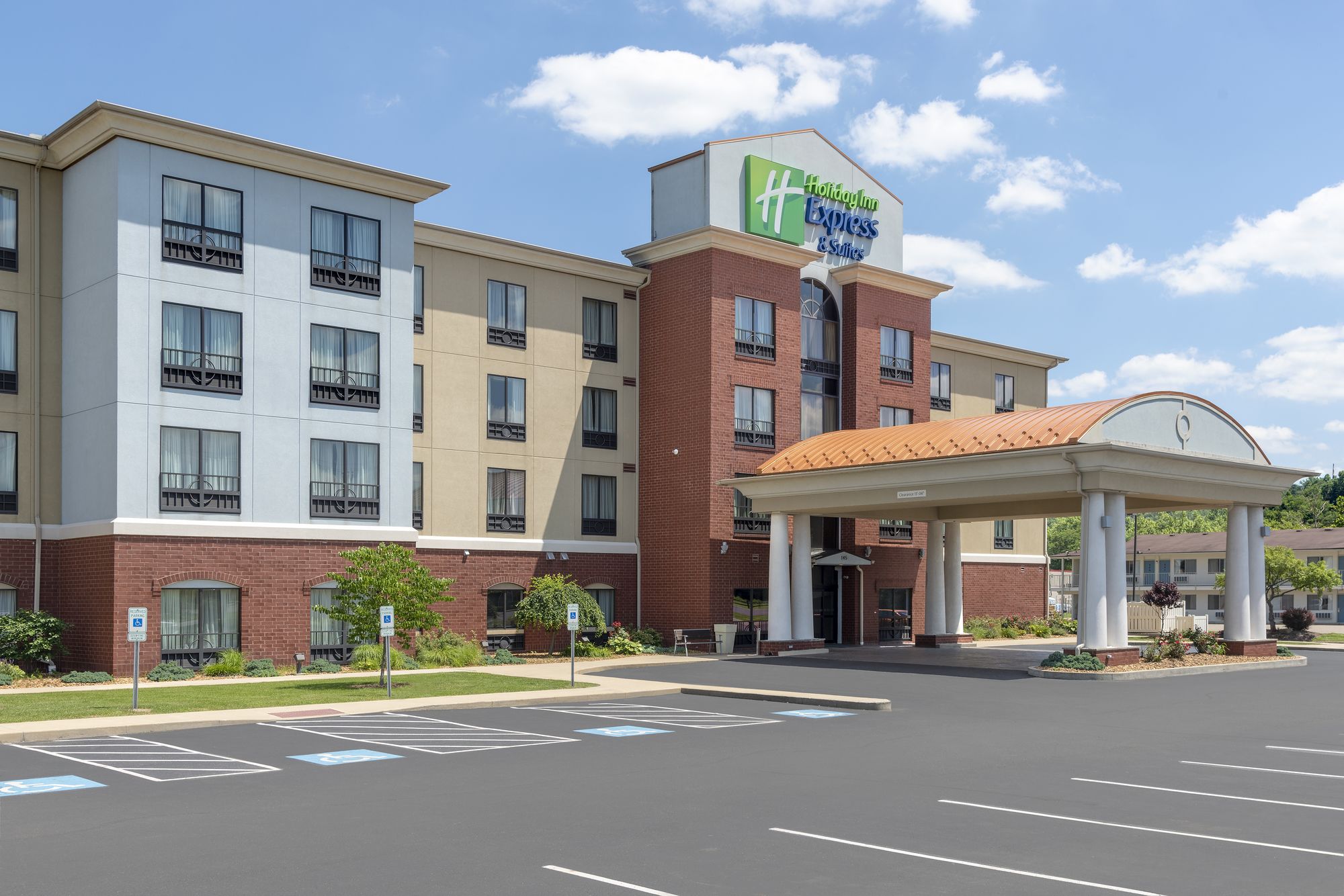 Holiday Inn Express & Suites - New Philadelphia