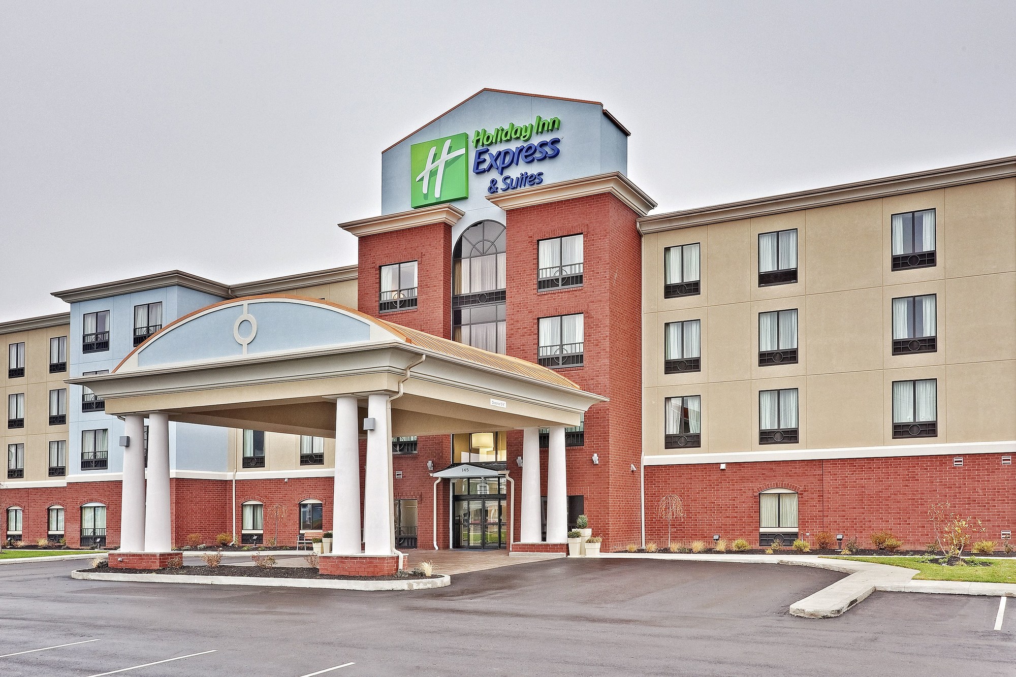 Holiday Inn Express & Suites - New Philadelphia