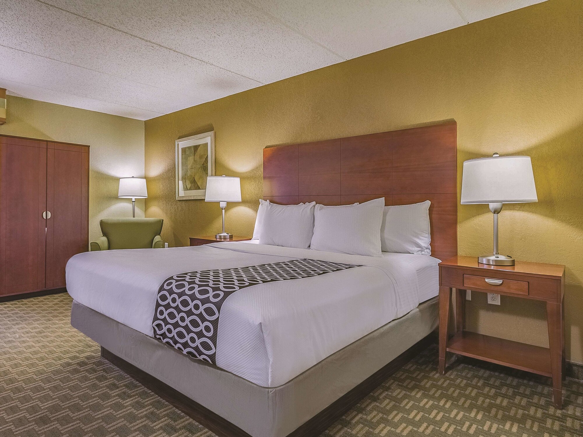 La Quinta Inn & Suites by Wyndham Cleveland Airport West