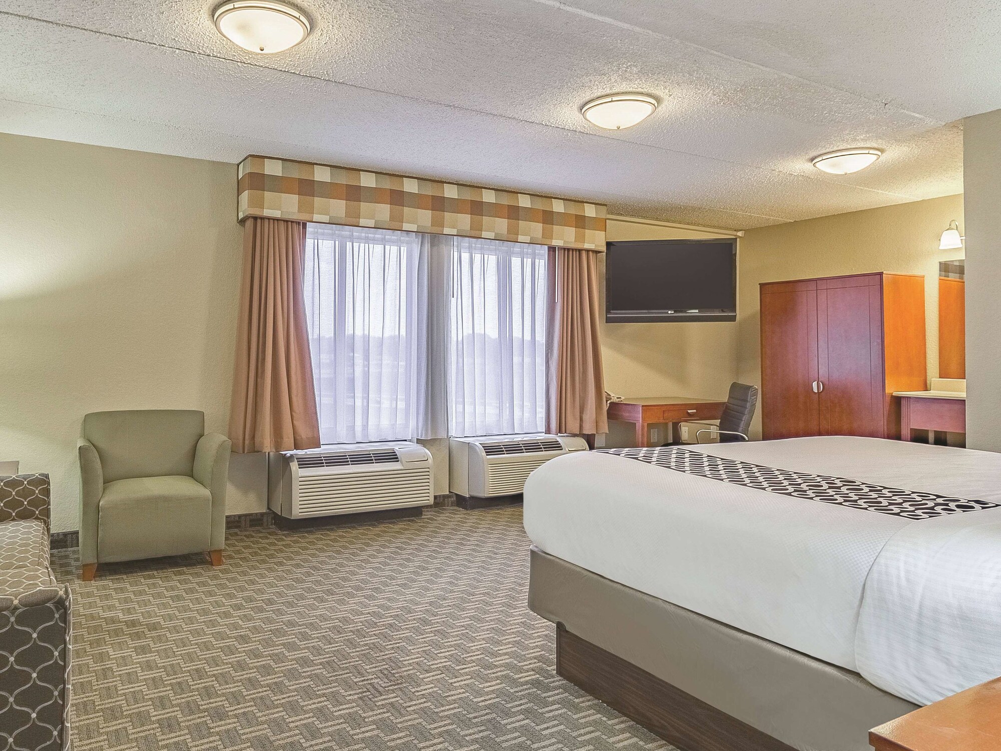 La Quinta Inn & Suites by Wyndham Cleveland Airport West