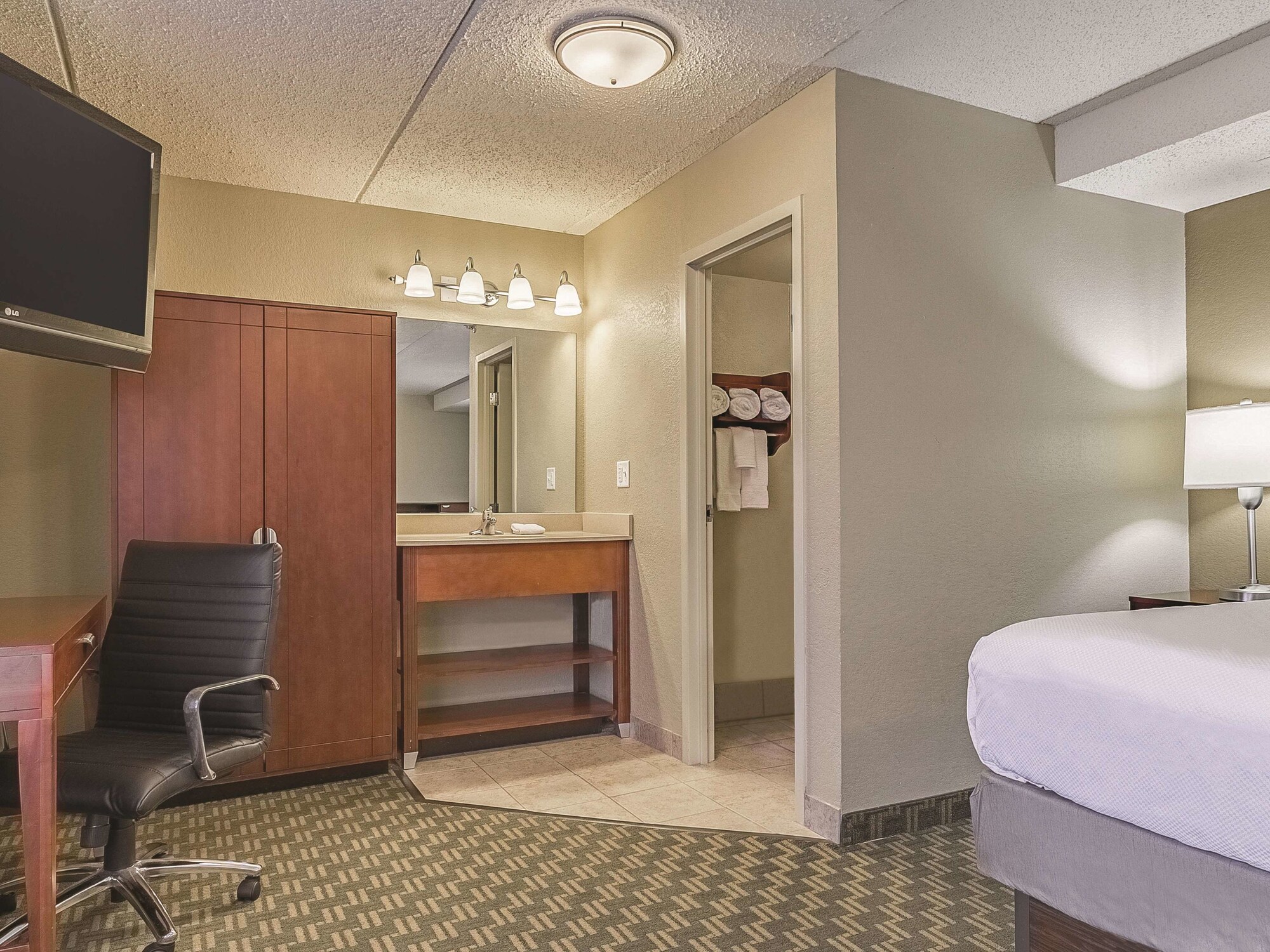 La Quinta Inn & Suites by Wyndham Cleveland Airport West