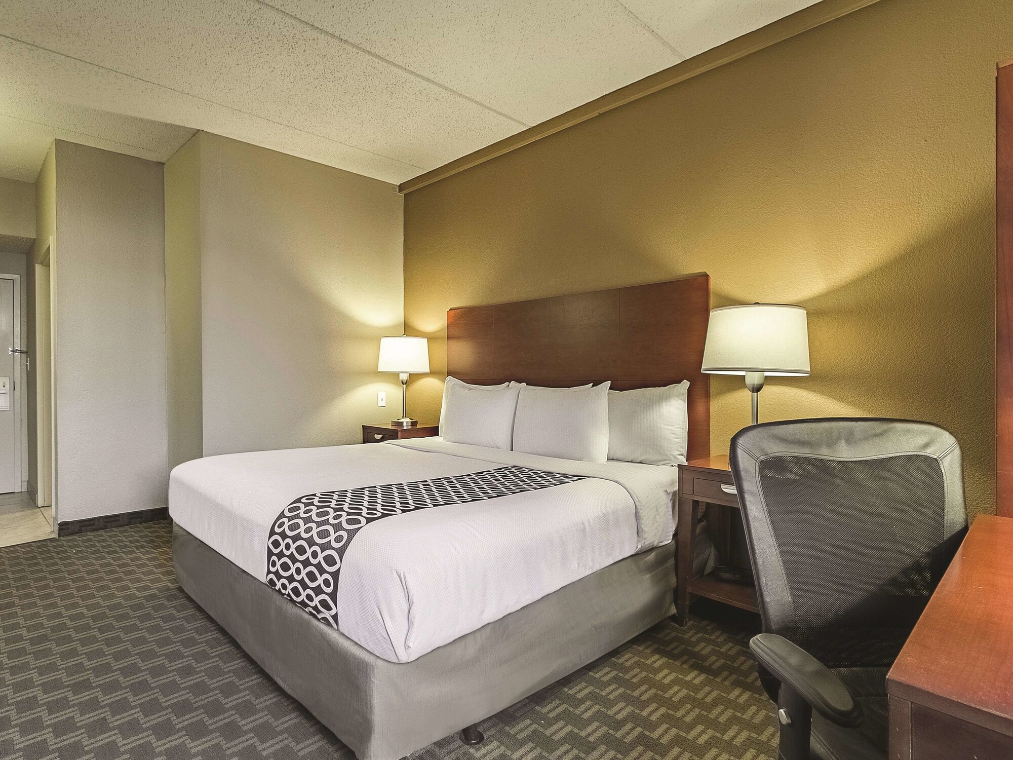 La Quinta Inn & Suites by Wyndham Cleveland Airport West