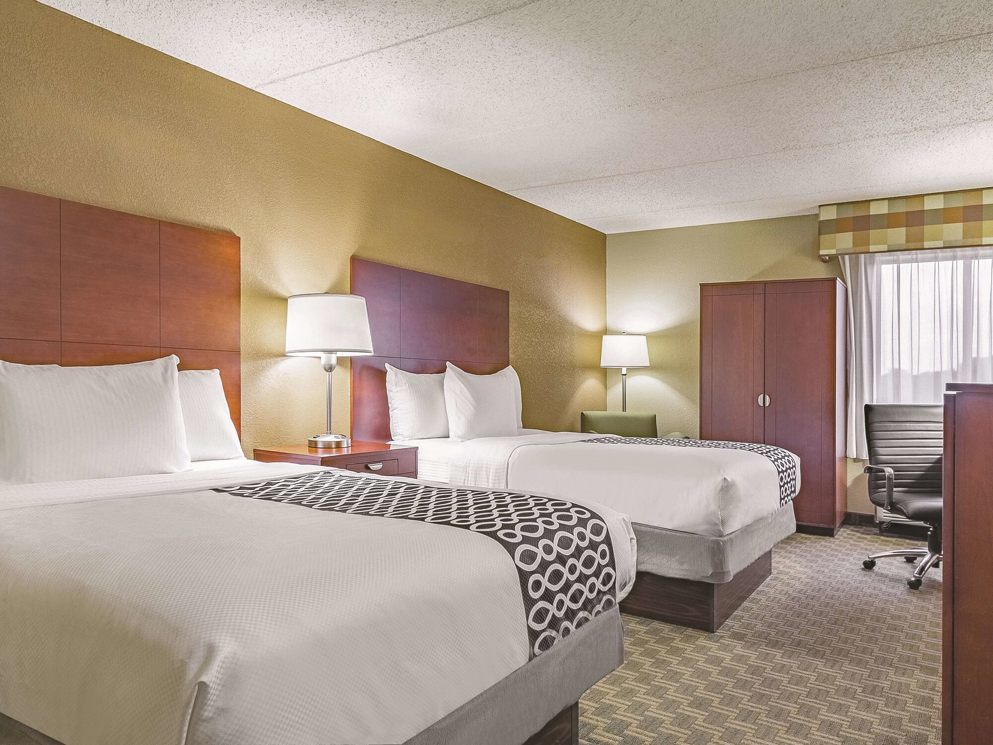 La Quinta Inn & Suites by Wyndham Cleveland Airport West