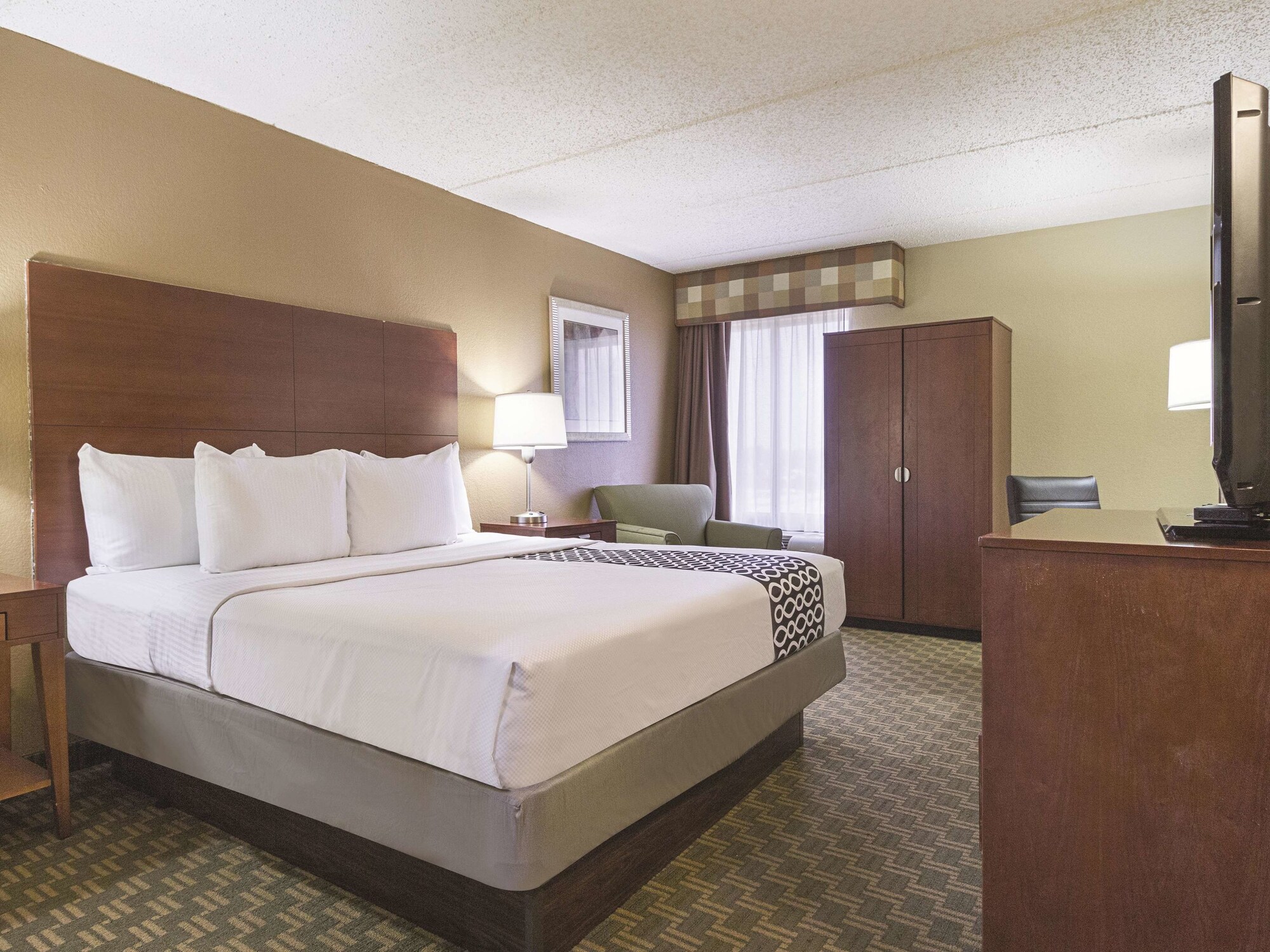 La Quinta Inn & Suites by Wyndham Cleveland Airport West
