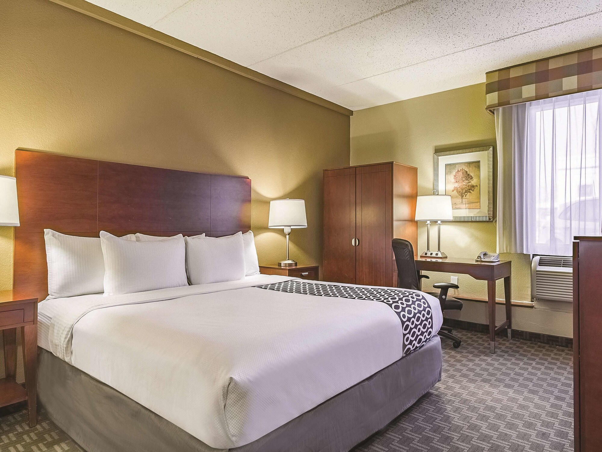 La Quinta Inn & Suites by Wyndham Cleveland Airport West