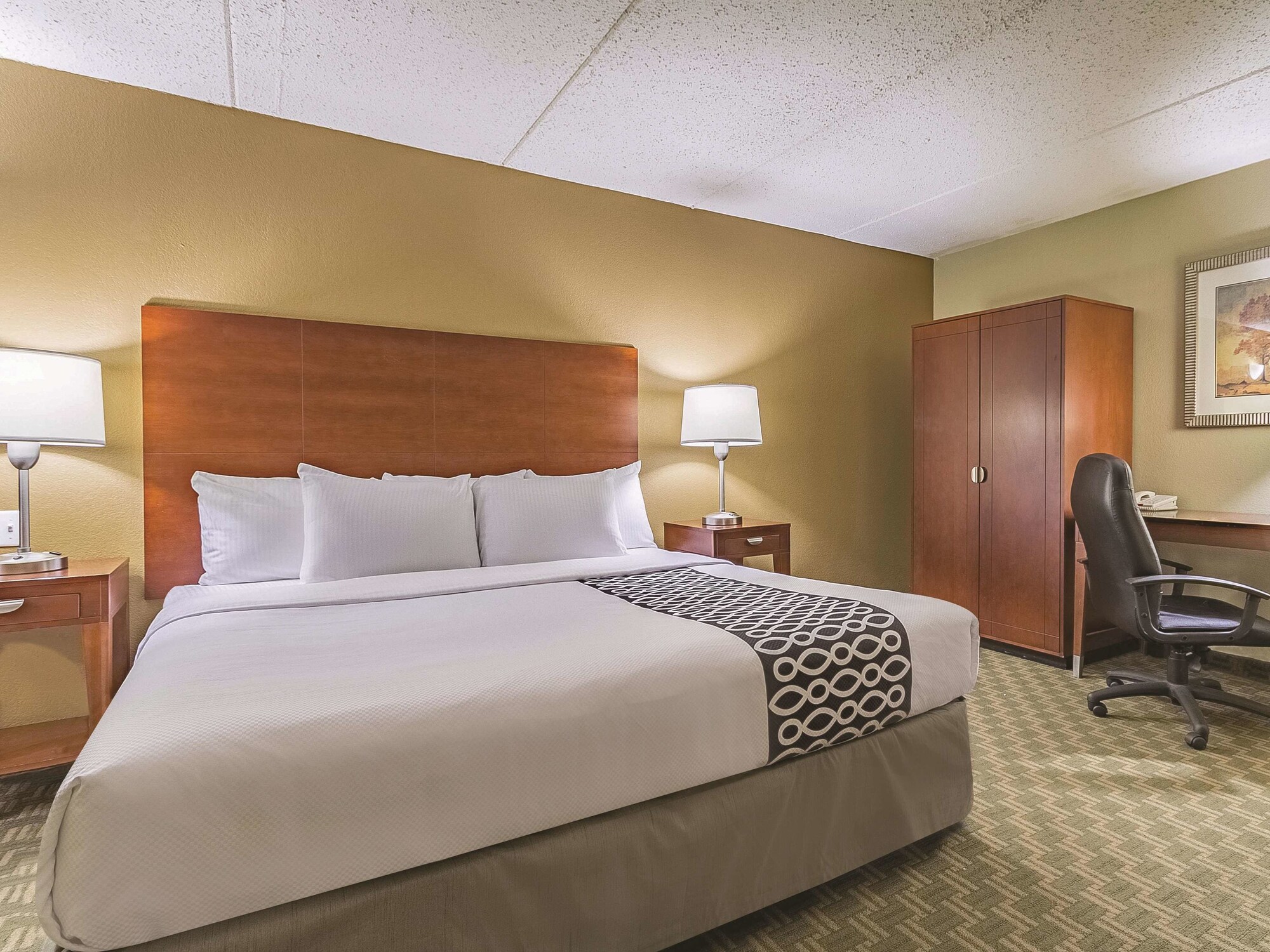 La Quinta Inn & Suites by Wyndham Cleveland Airport West