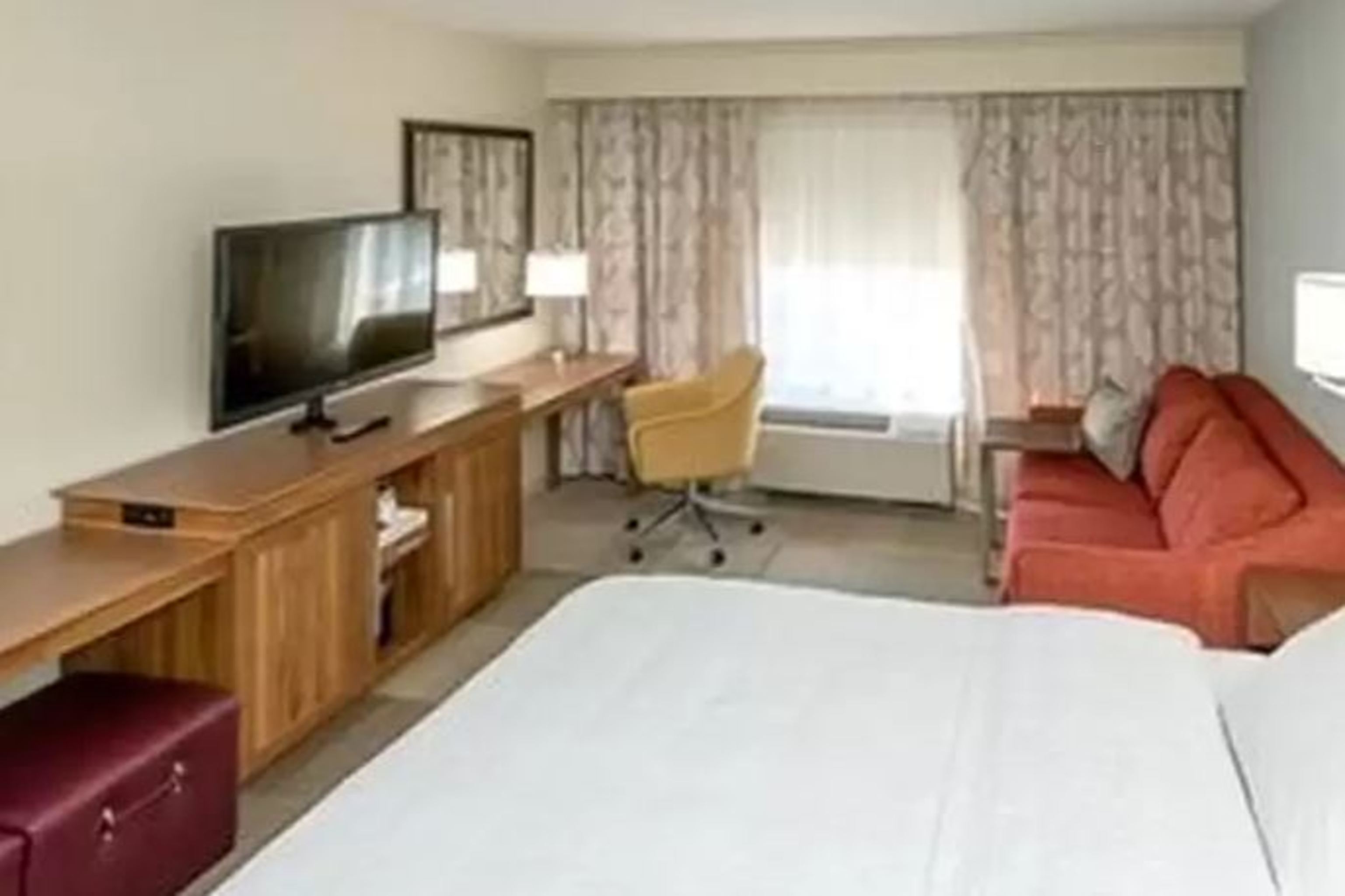 Hampton Inn & Suites Oakwood Village-Cleveland