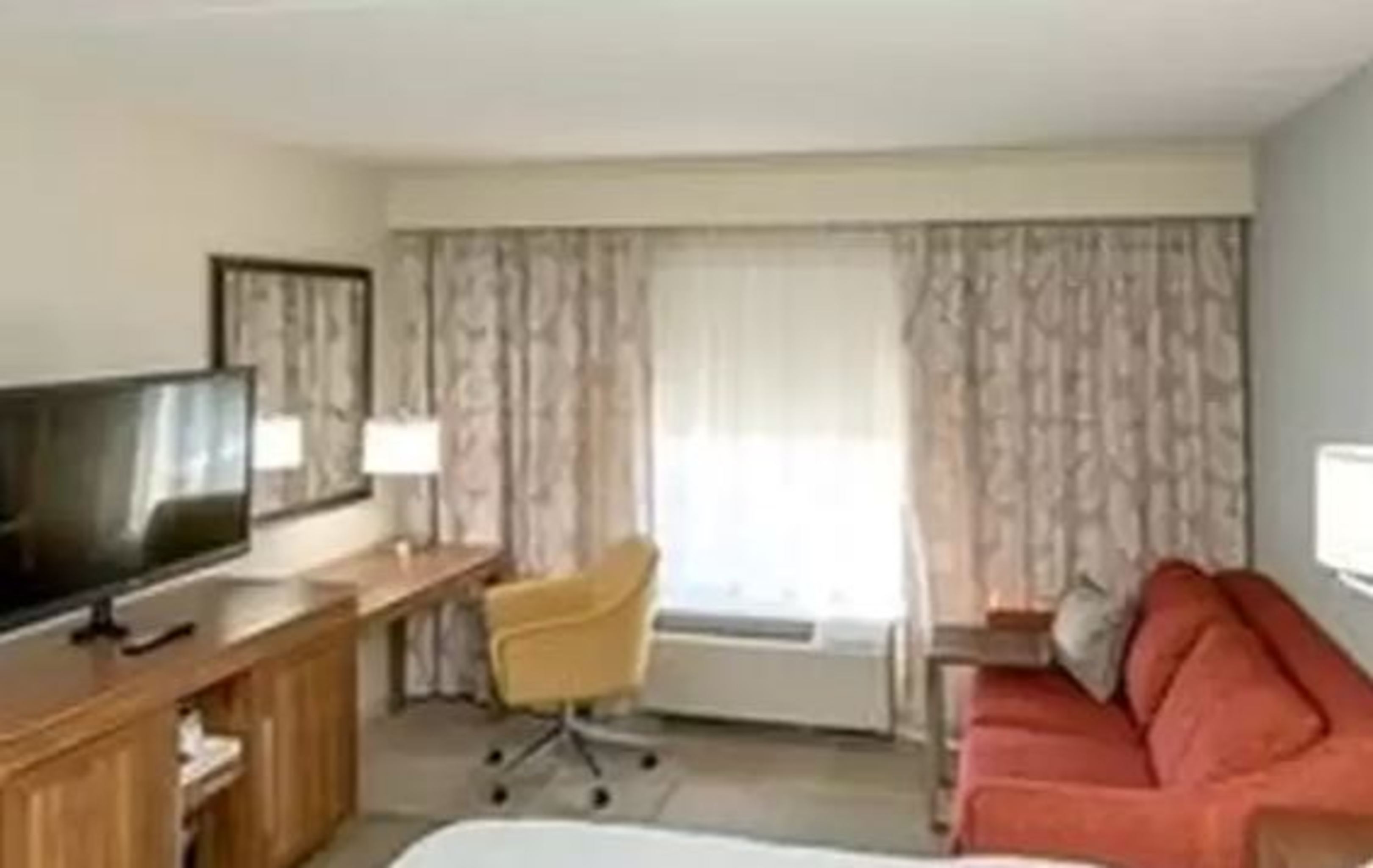 Hampton Inn & Suites Oakwood Village-Cleveland
