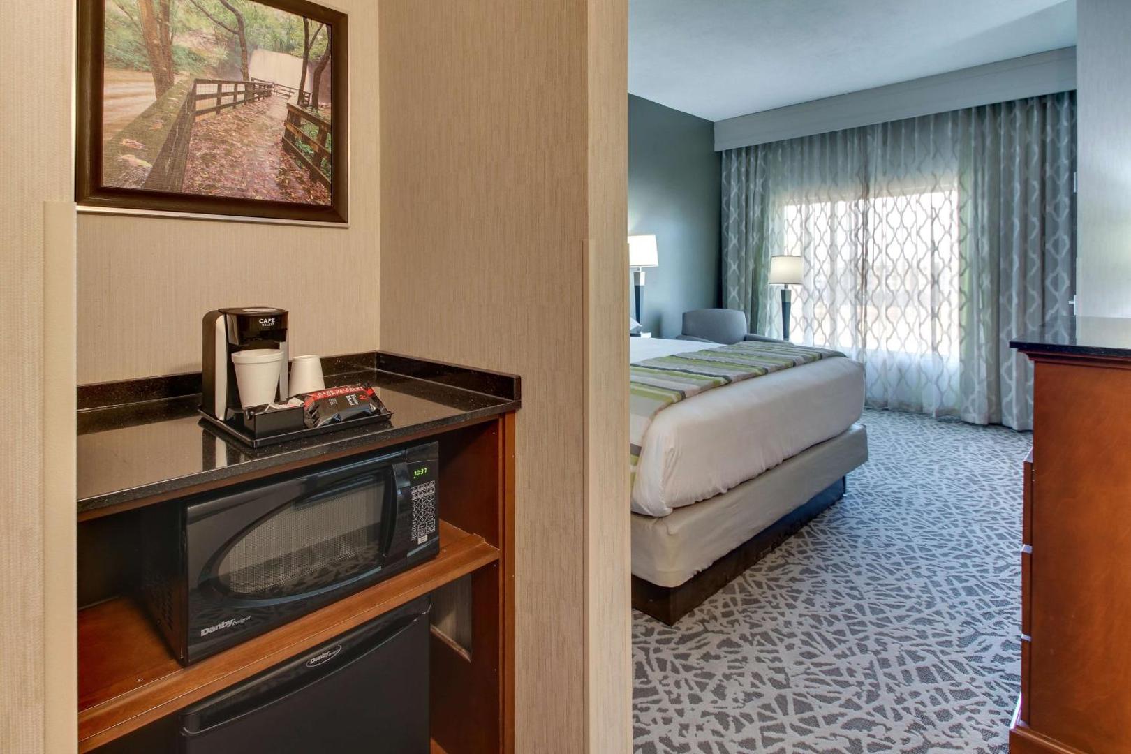 Drury Inn & Suites Cleveland Beachwood