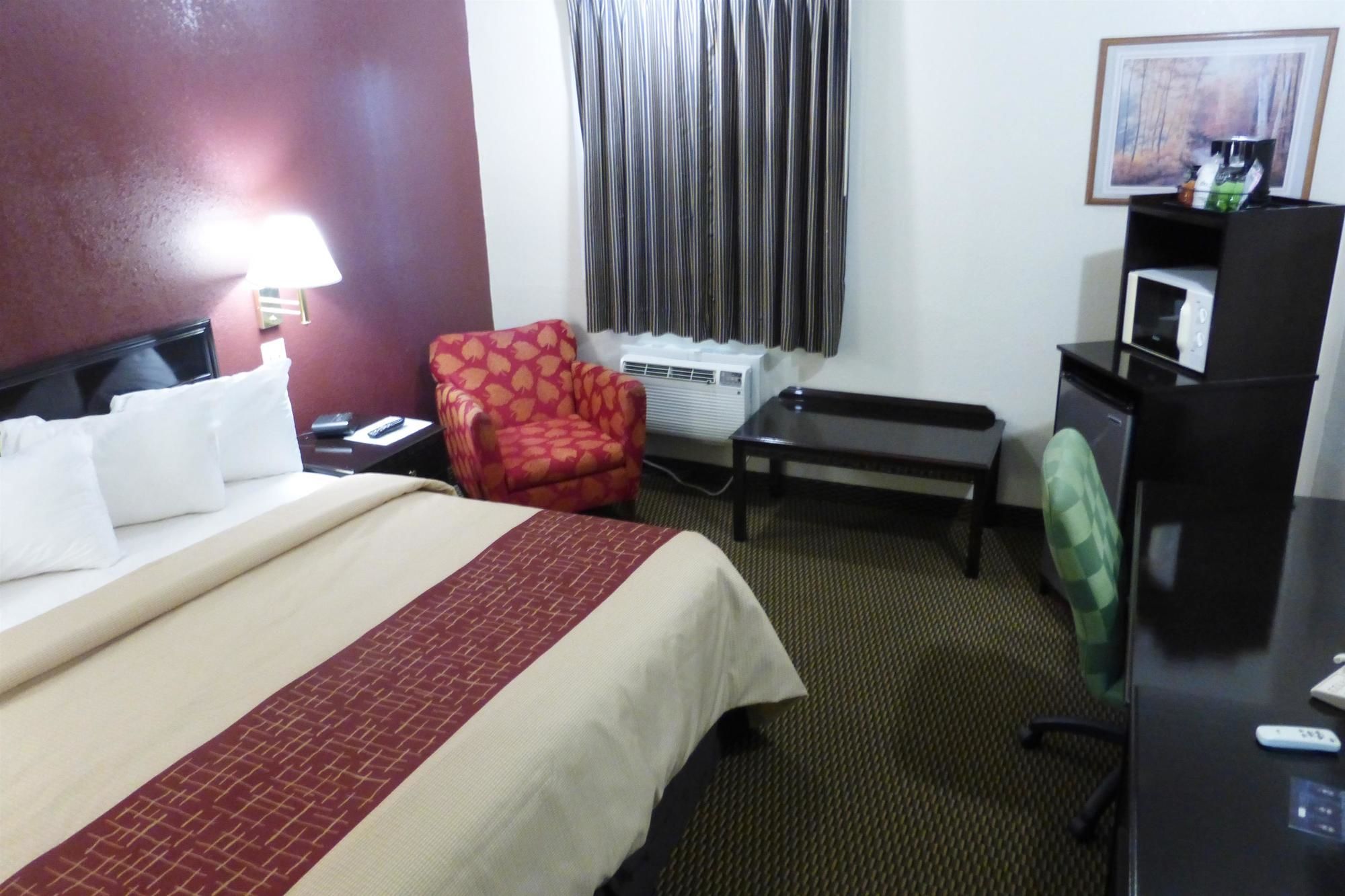 Red Roof Inn & Suites Piqua