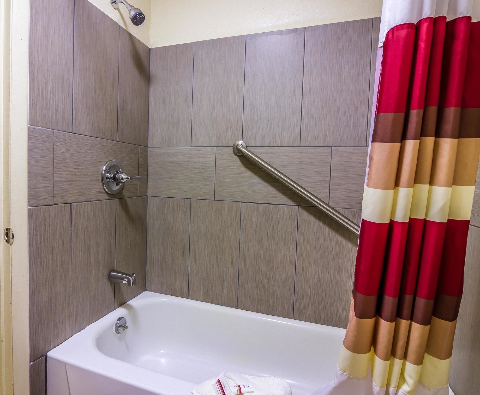 Red Roof Inn & Suites Piqua