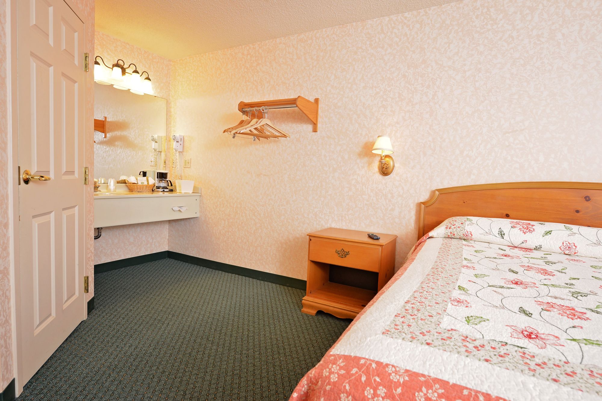 OurGuest Inn and Suites Downtown