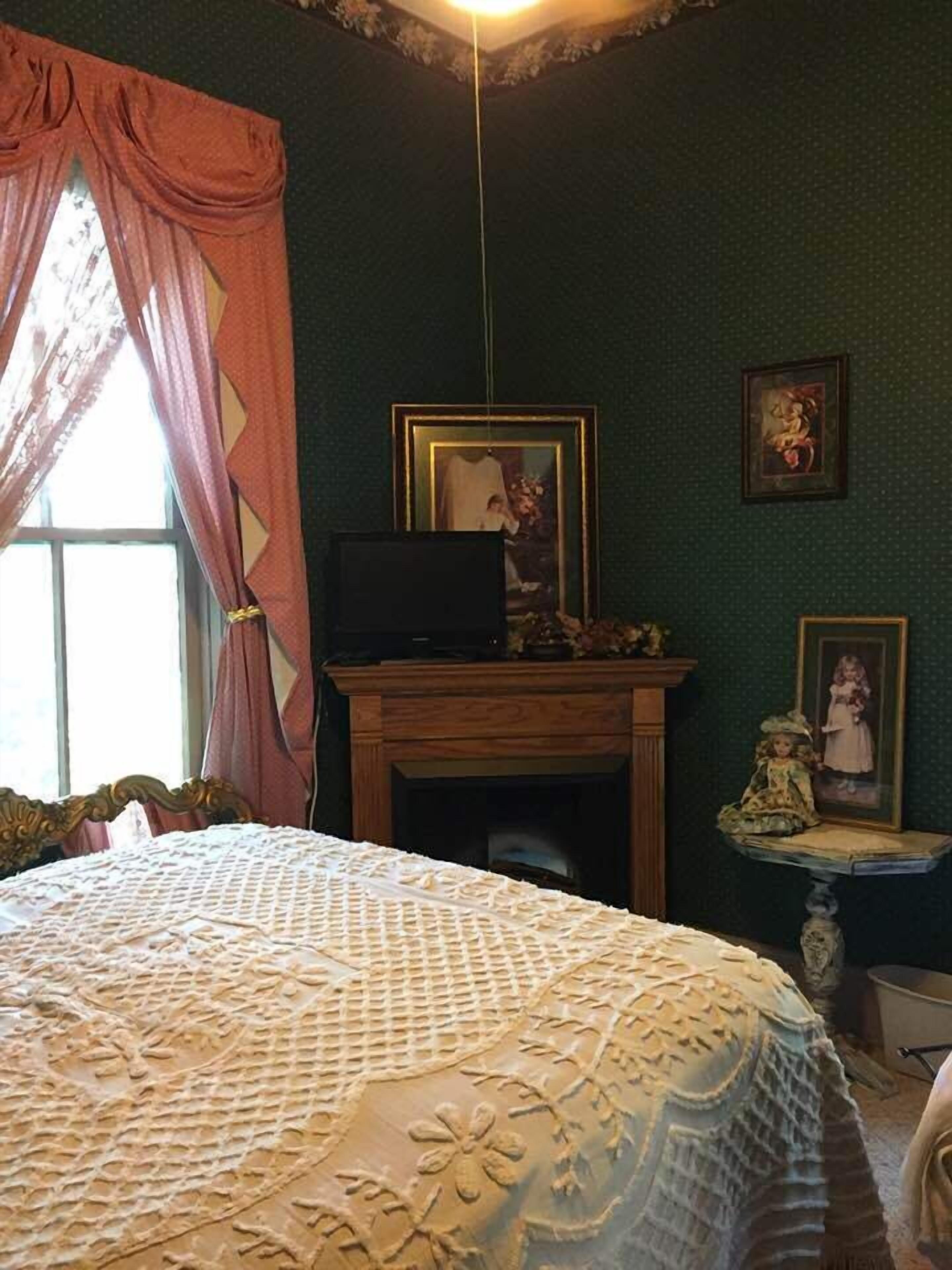 1873 Victorian Rose B & B