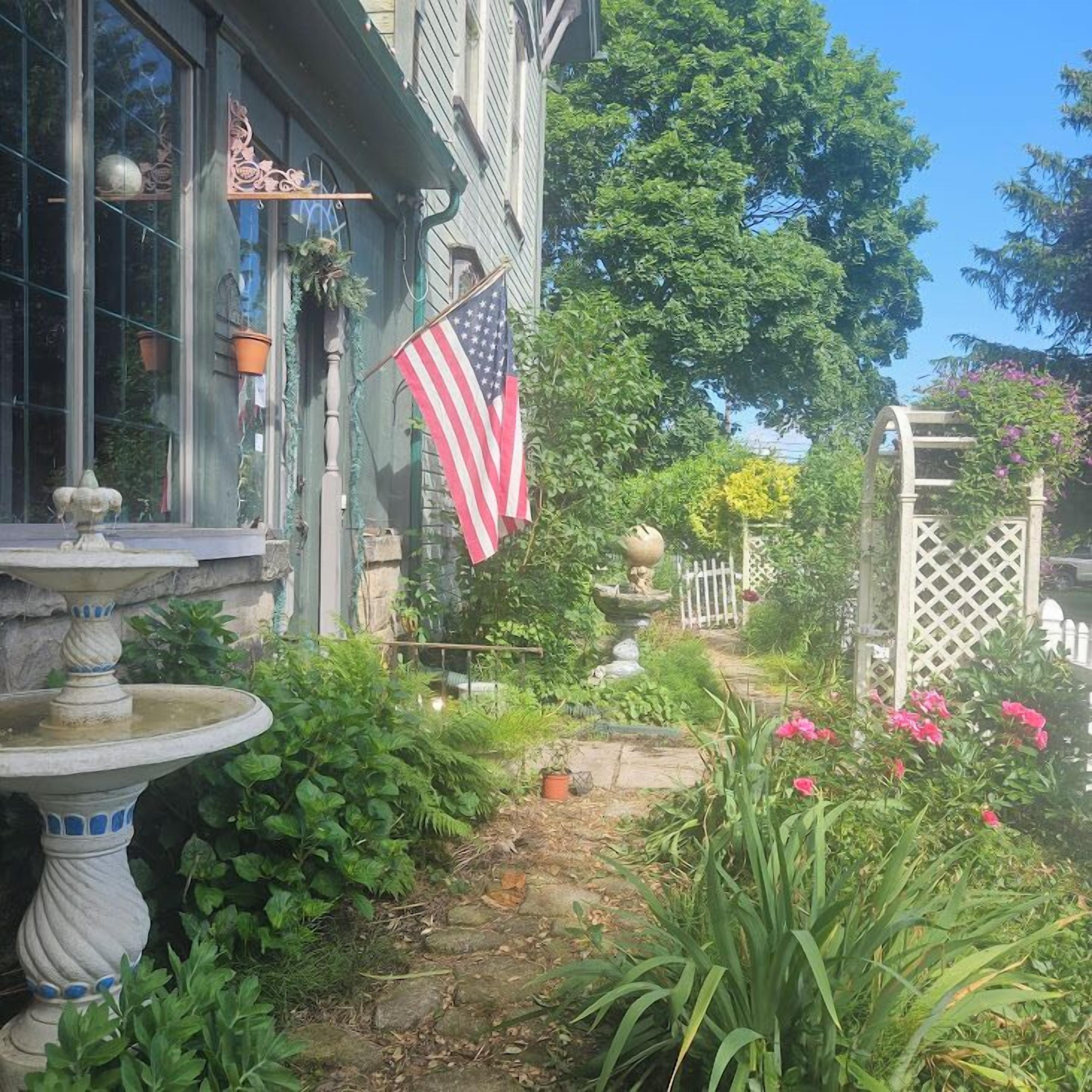 1873 Victorian Rose B & B