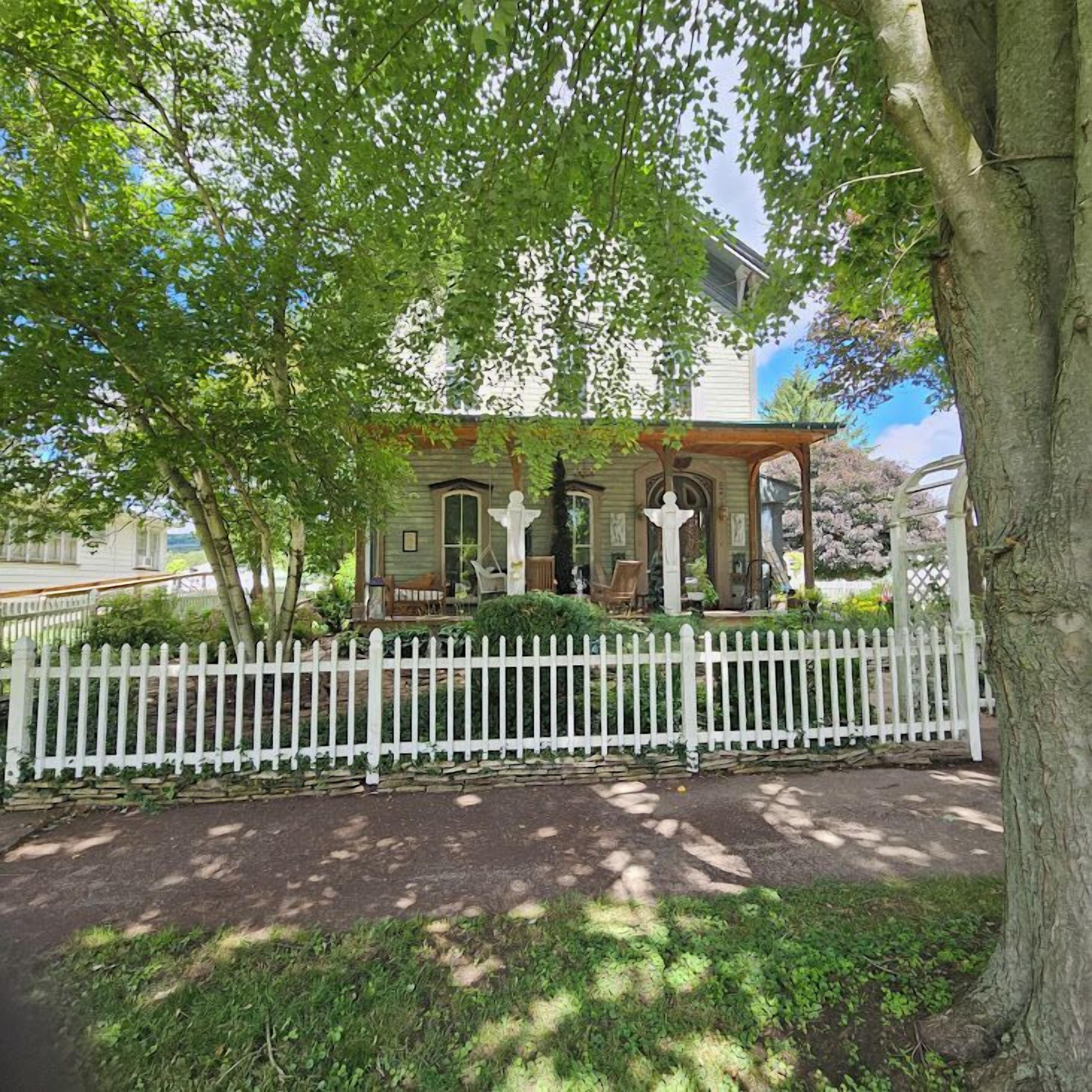 1873 Victorian Rose B & B