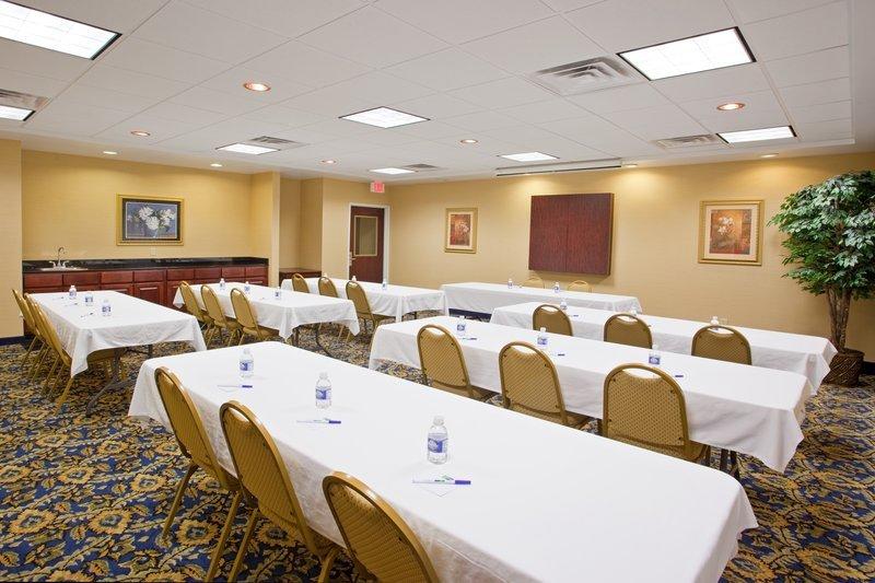 Holiday Inn Express Hotel & Suites Cleveland-Richfield