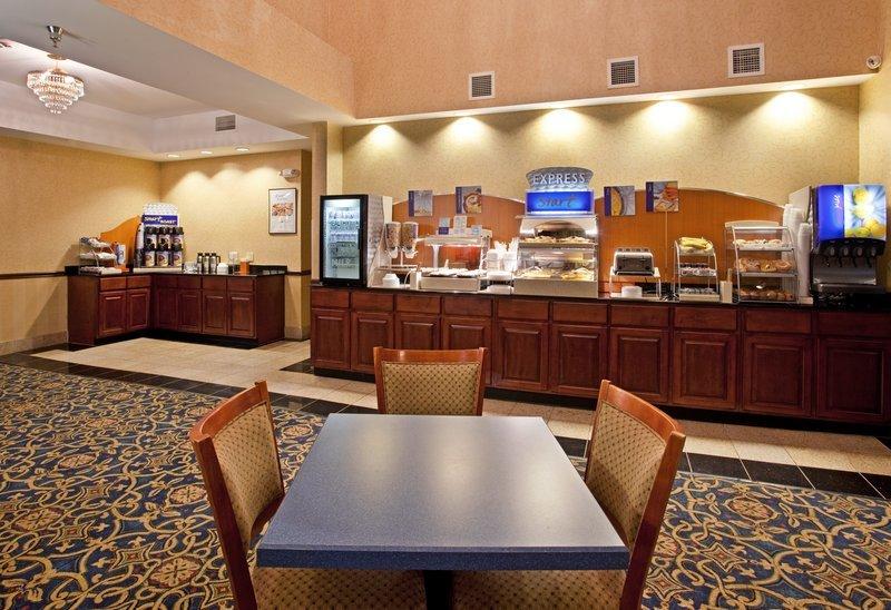 Holiday Inn Express Hotel & Suites Cleveland-Richfield