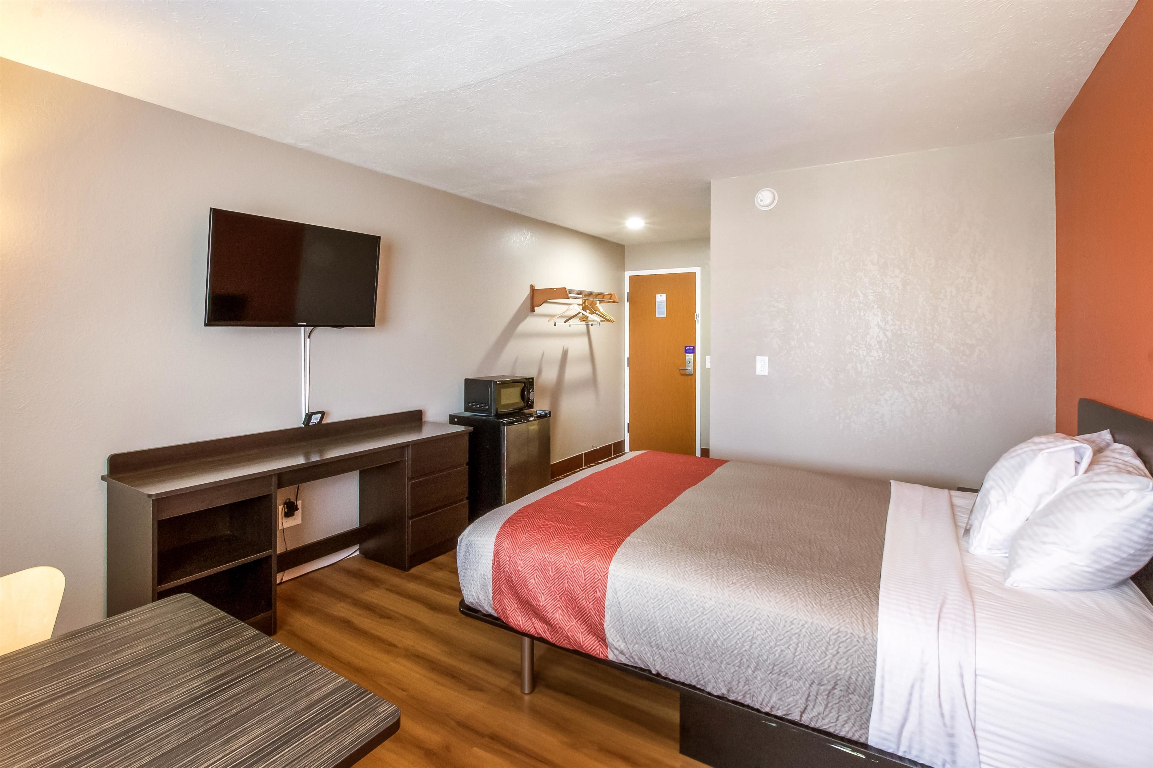 Motel 6 Rossford, OH