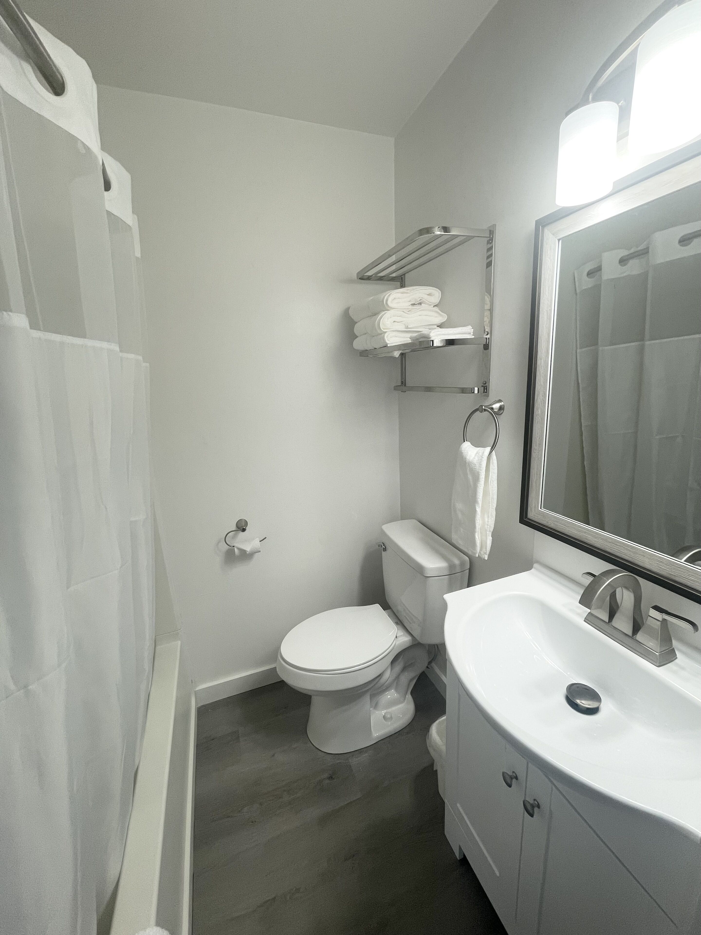 Anchor Bay Inn and Suites