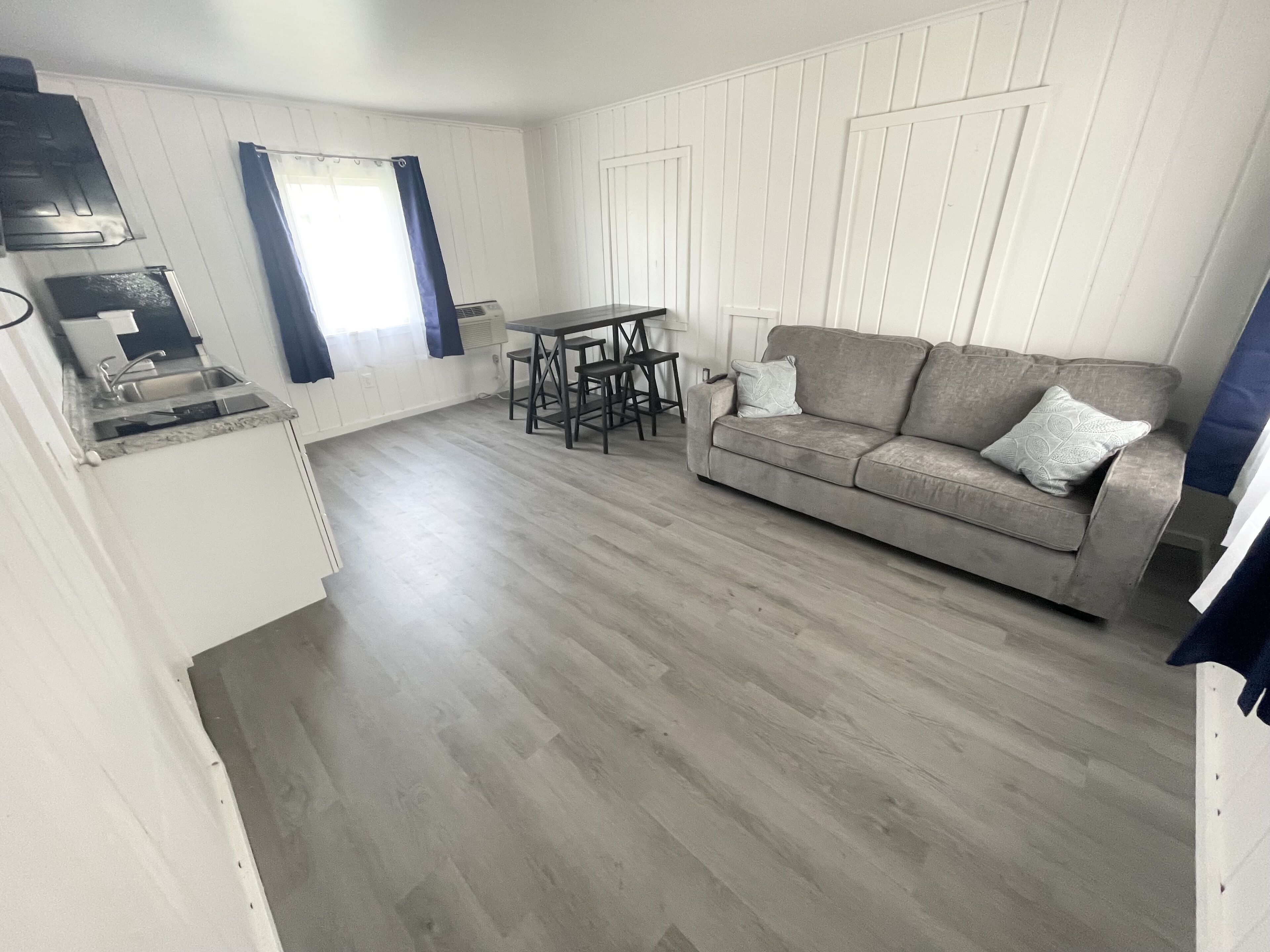 Anchor Bay Inn and Suites