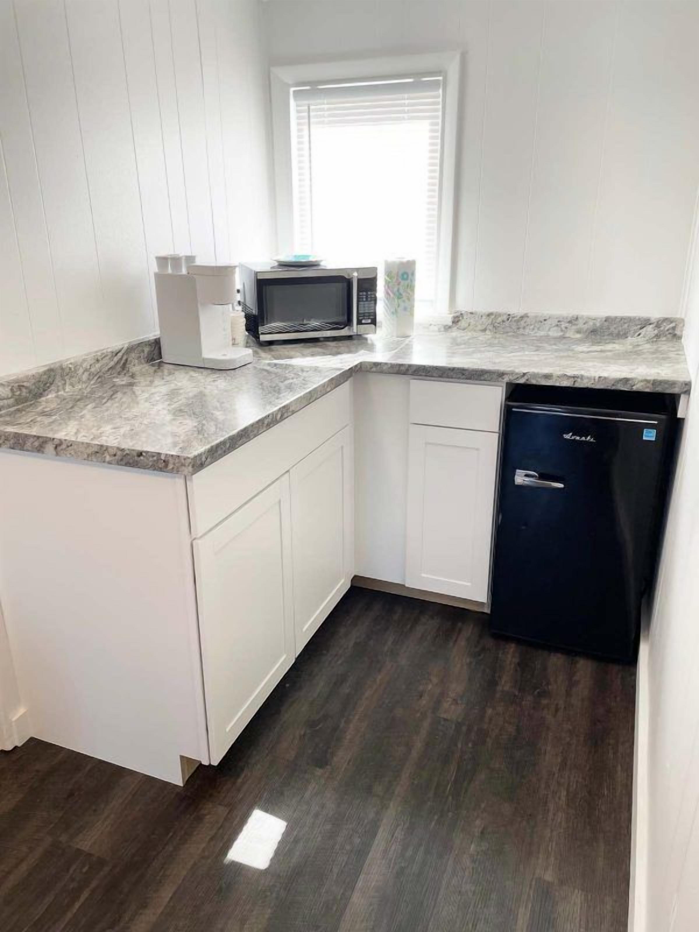 Anchor Bay Inn and Suites