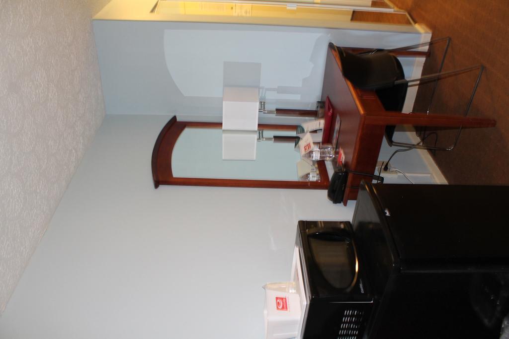 Econo Lodge Inn & Suites Cedar Point South