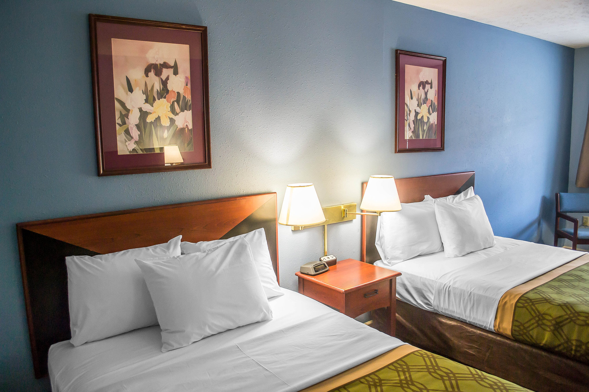 Econo Lodge Inn & Suites Cedar Point South