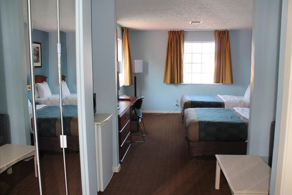 Econo Lodge Inn & Suites Cedar Point South