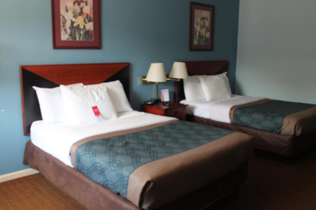 Econo Lodge Inn & Suites Cedar Point South