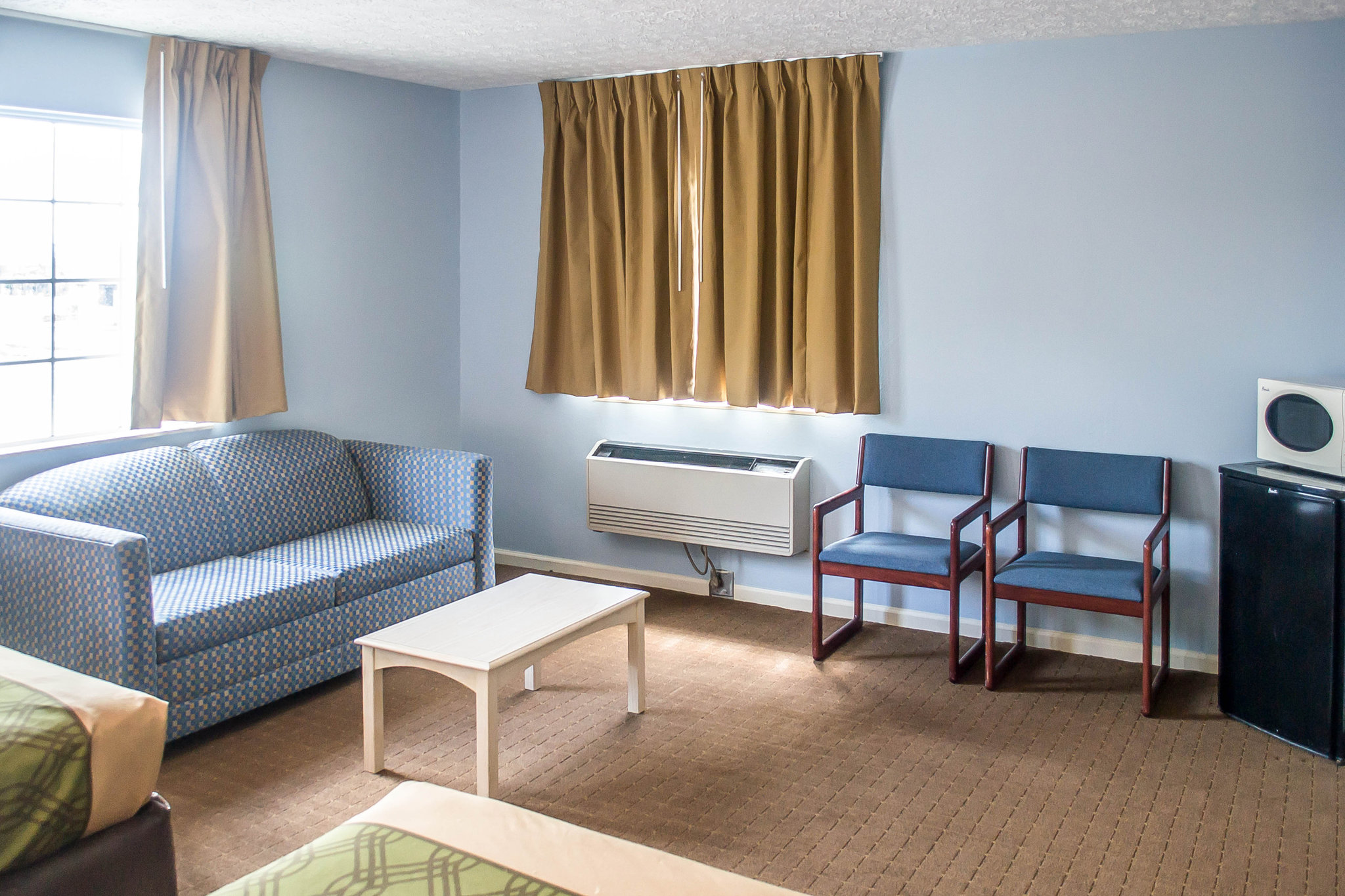 Econo Lodge Inn & Suites Cedar Point South