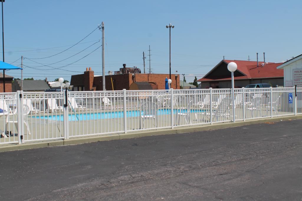 Econo Lodge Inn & Suites Cedar Point South