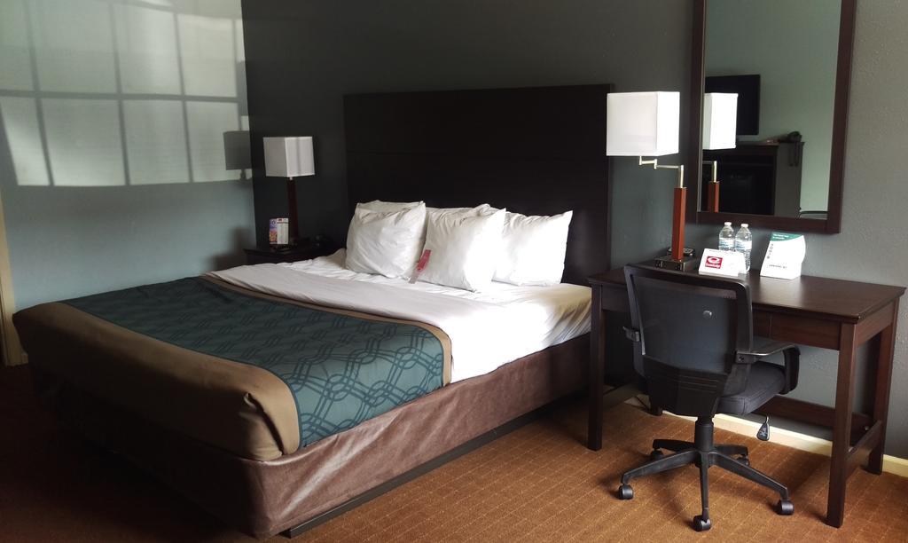 Econo Lodge Inn & Suites Cedar Point South