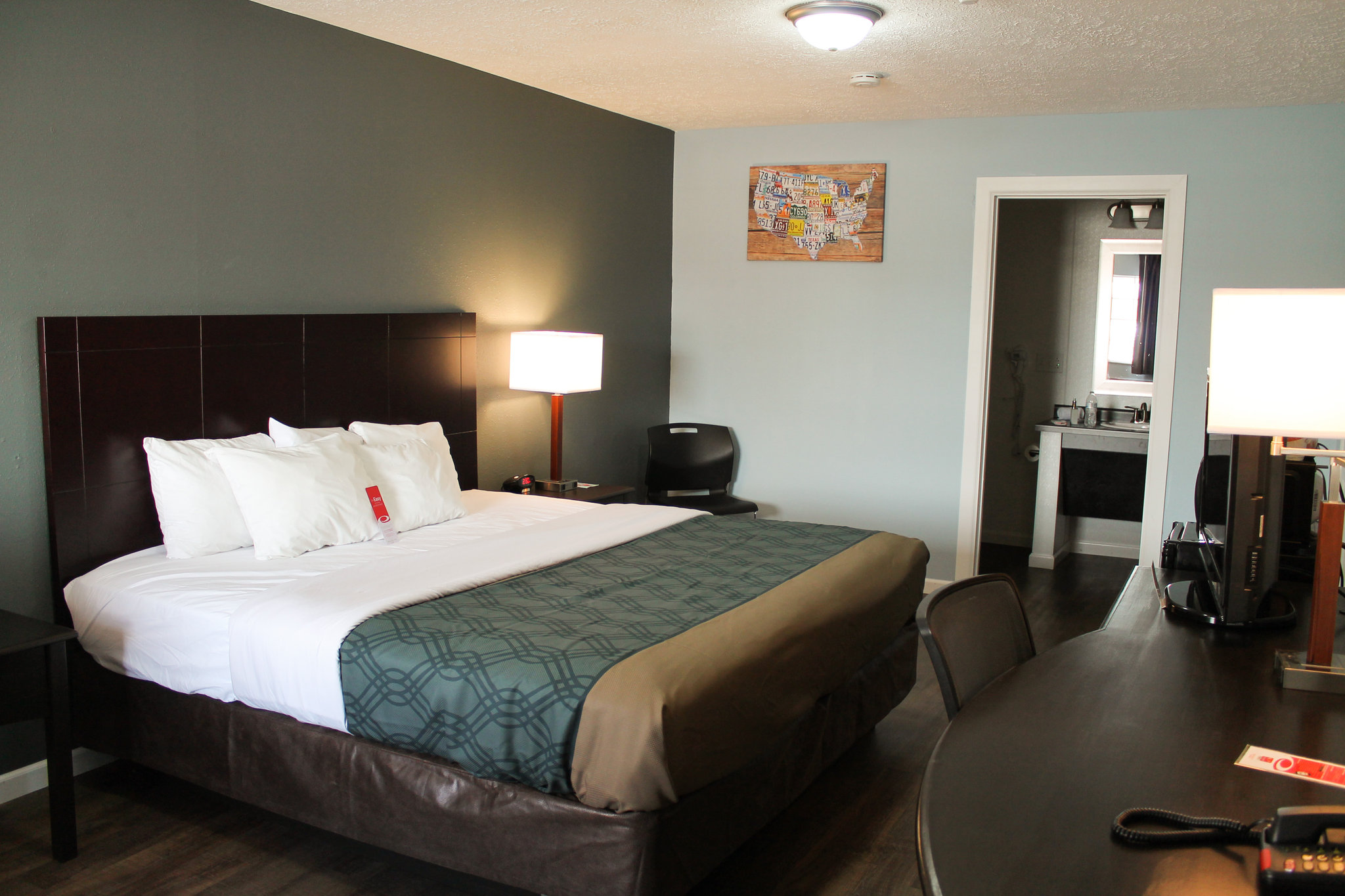 Econo Lodge Inn & Suites Cedar Point South