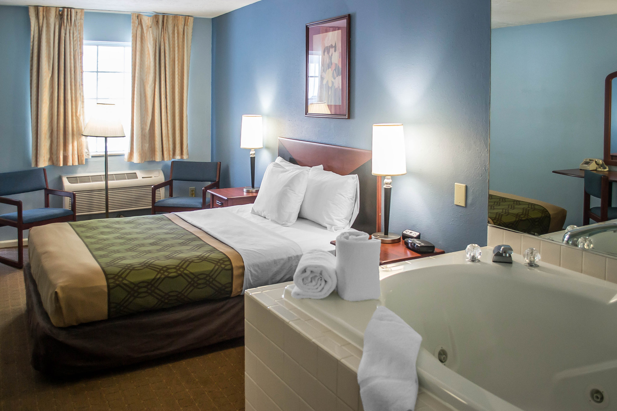 Econo Lodge Inn & Suites Cedar Point South