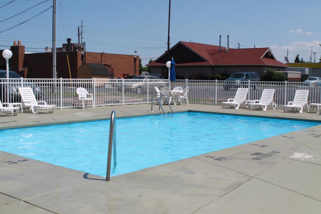 Econo Lodge Inn & Suites Cedar Point South
