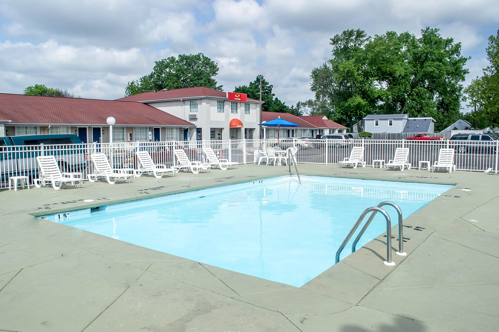 Econo Lodge Inn & Suites Cedar Point South