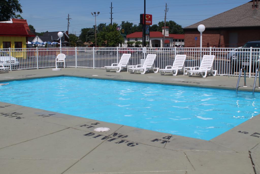 Econo Lodge Inn & Suites Cedar Point South