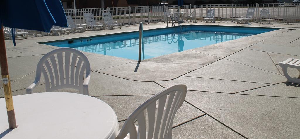 Econo Lodge Inn & Suites Cedar Point South