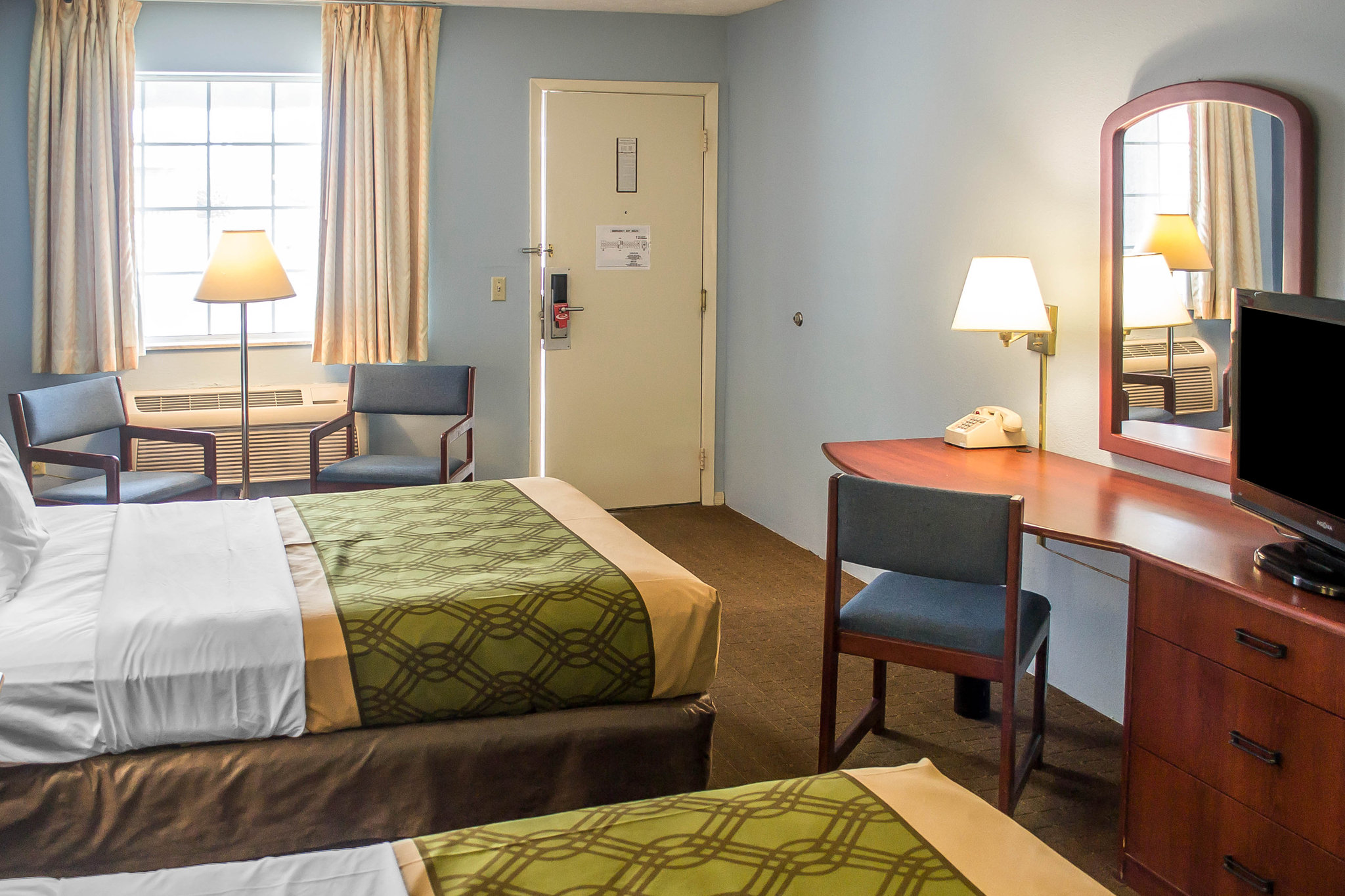 Econo Lodge Inn & Suites Cedar Point South