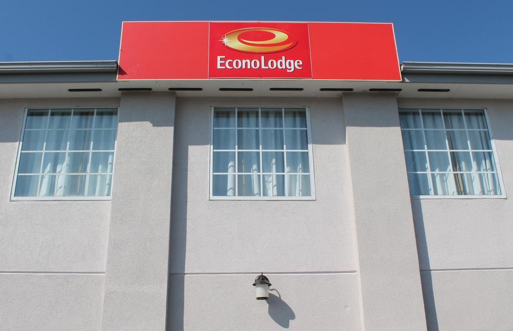 Econo Lodge Inn & Suites Cedar Point South